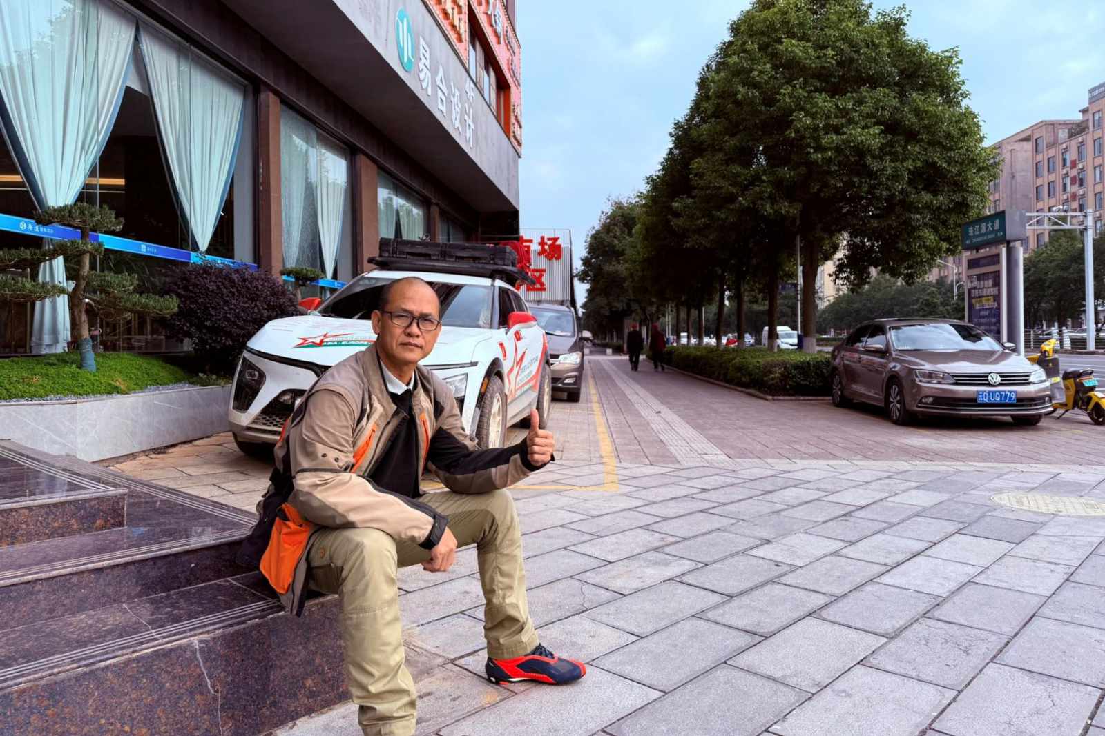 Chủ xe VinFast VF 7 lên đường “độc hành” xuyên lục địa, vượt 50.000 km từ Hà Nội đến châu Phi