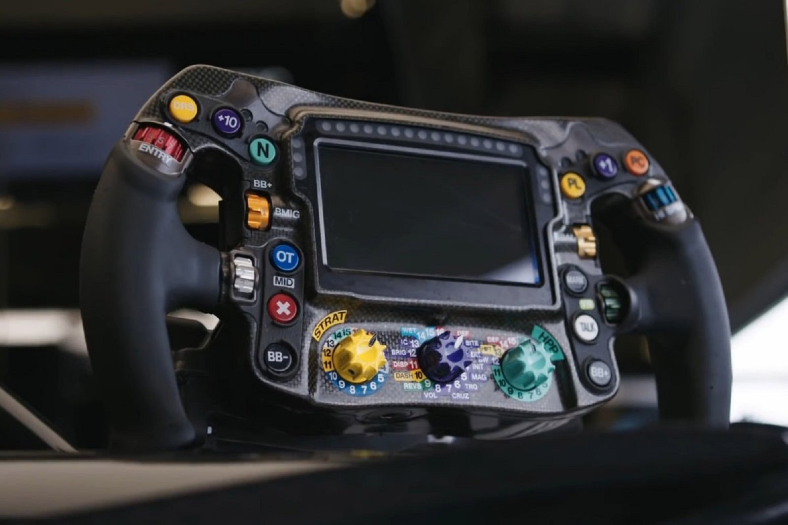 Vô lăng F1: Bảng điều khiển thu nhỏ quyết định tốc độ và chiến thuật trên đường đua