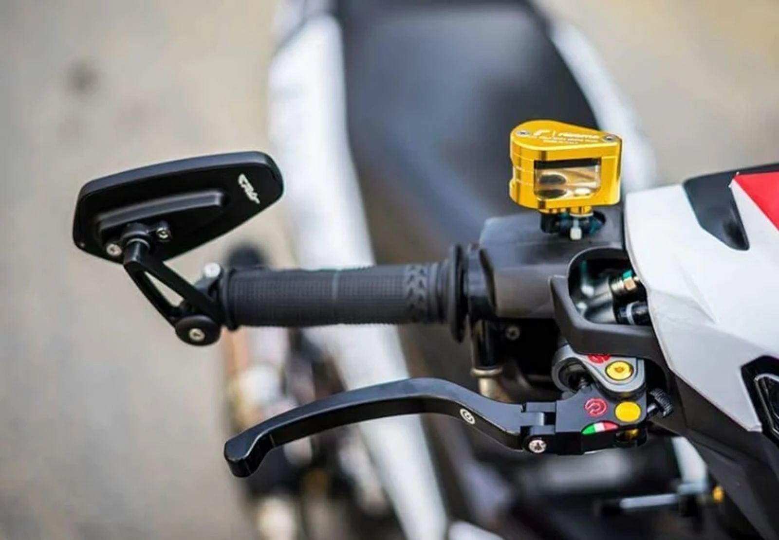 Lắp gương thời trang, gương gù trên xe máy: Khi nào bị xử phạt?