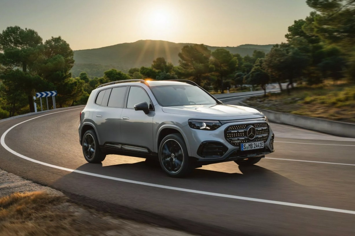 Mercedes-Benz GLB 2026: SUV điện 7 chỗ, sạc đầy đi được 630km