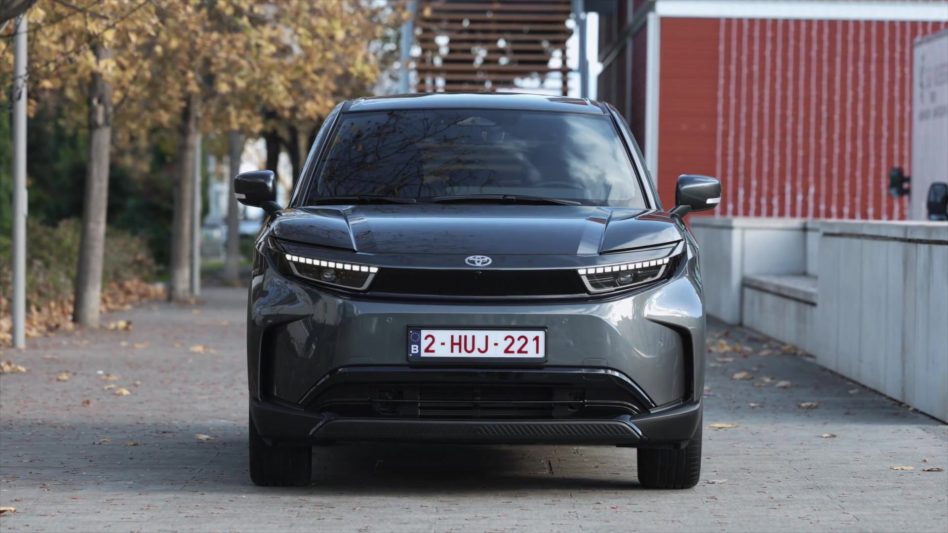 Chi tiết Toyota Urban Cruiser Graphite Grey 2026