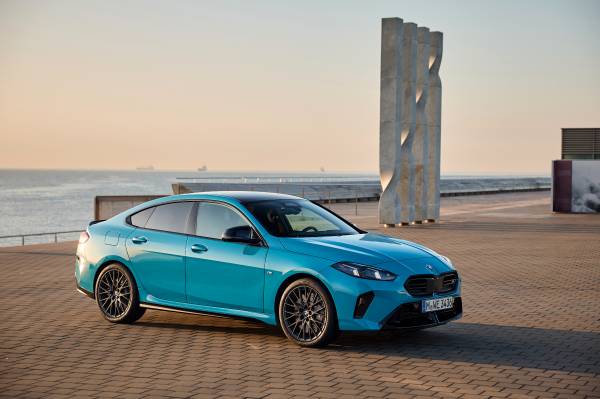 BMW M235 Gran Coupe 2025 với màu xanh Miami Blue tuyệt đẹp