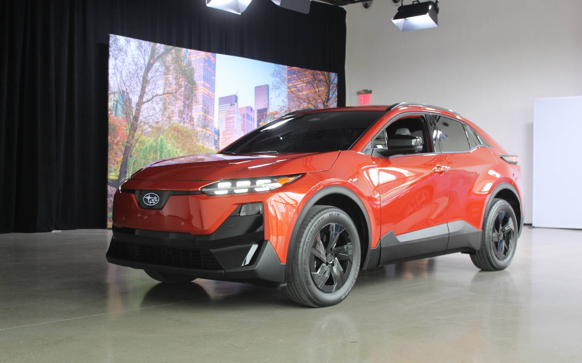 Subaru Uncharted 2026 ra mắt: Phiên bản song sinh của Toyota C-HR+