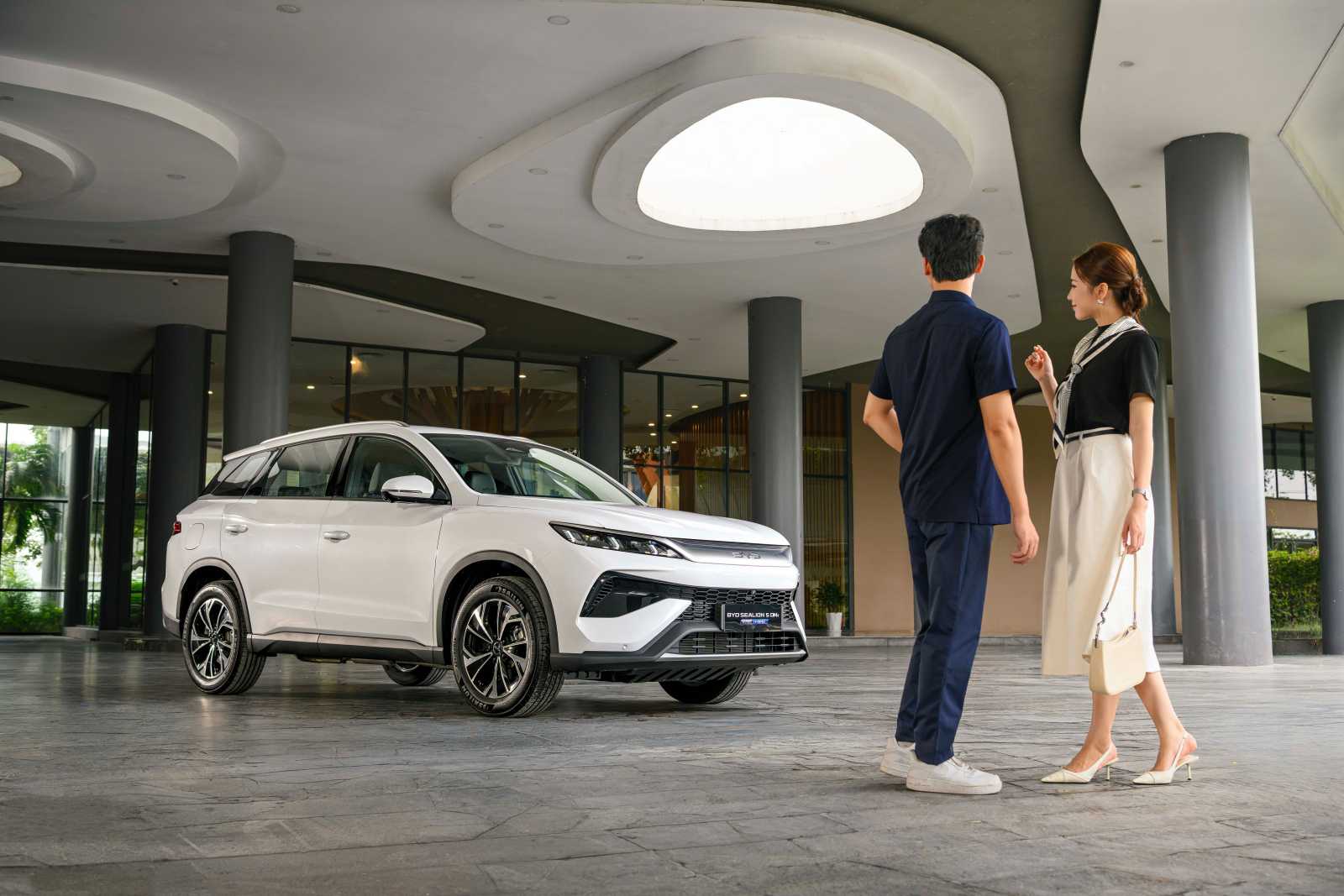 Cận cảnh BYD Sealion 5 DM-i: SUV cỡ C giá từ 659 triệu đồng, chạy điện hơn 110 km, đầy ắp công nghệ
