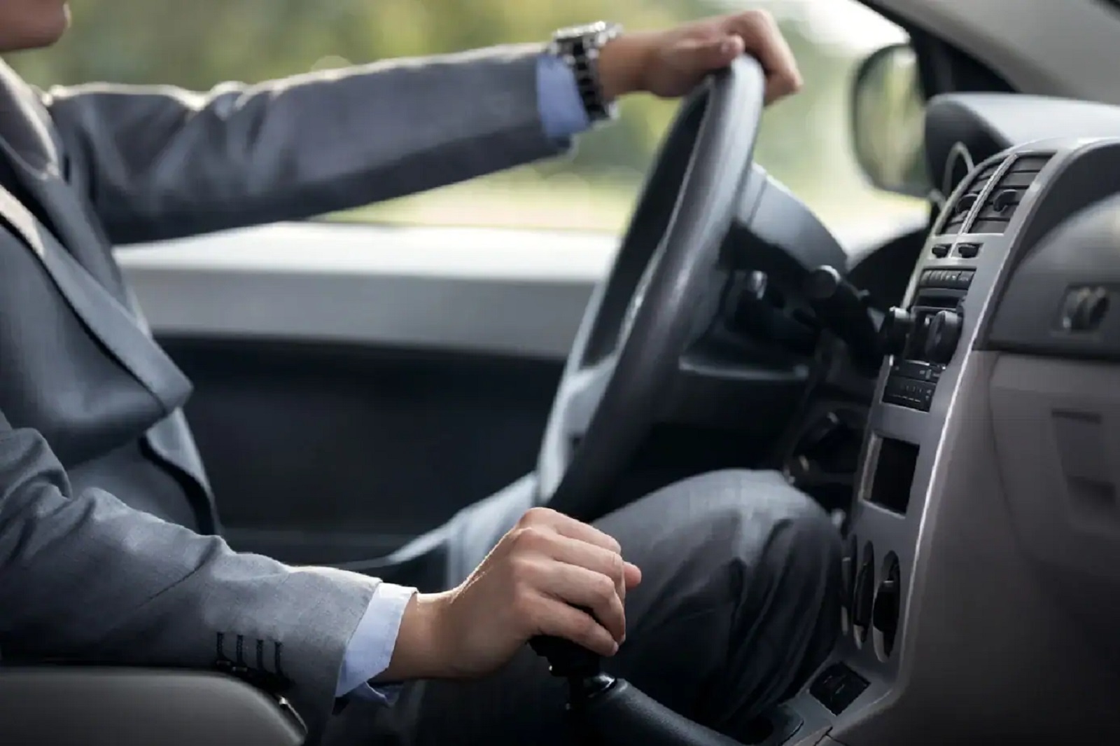 5 mẹo lái xe số sàn mượt mà giữa phố đông