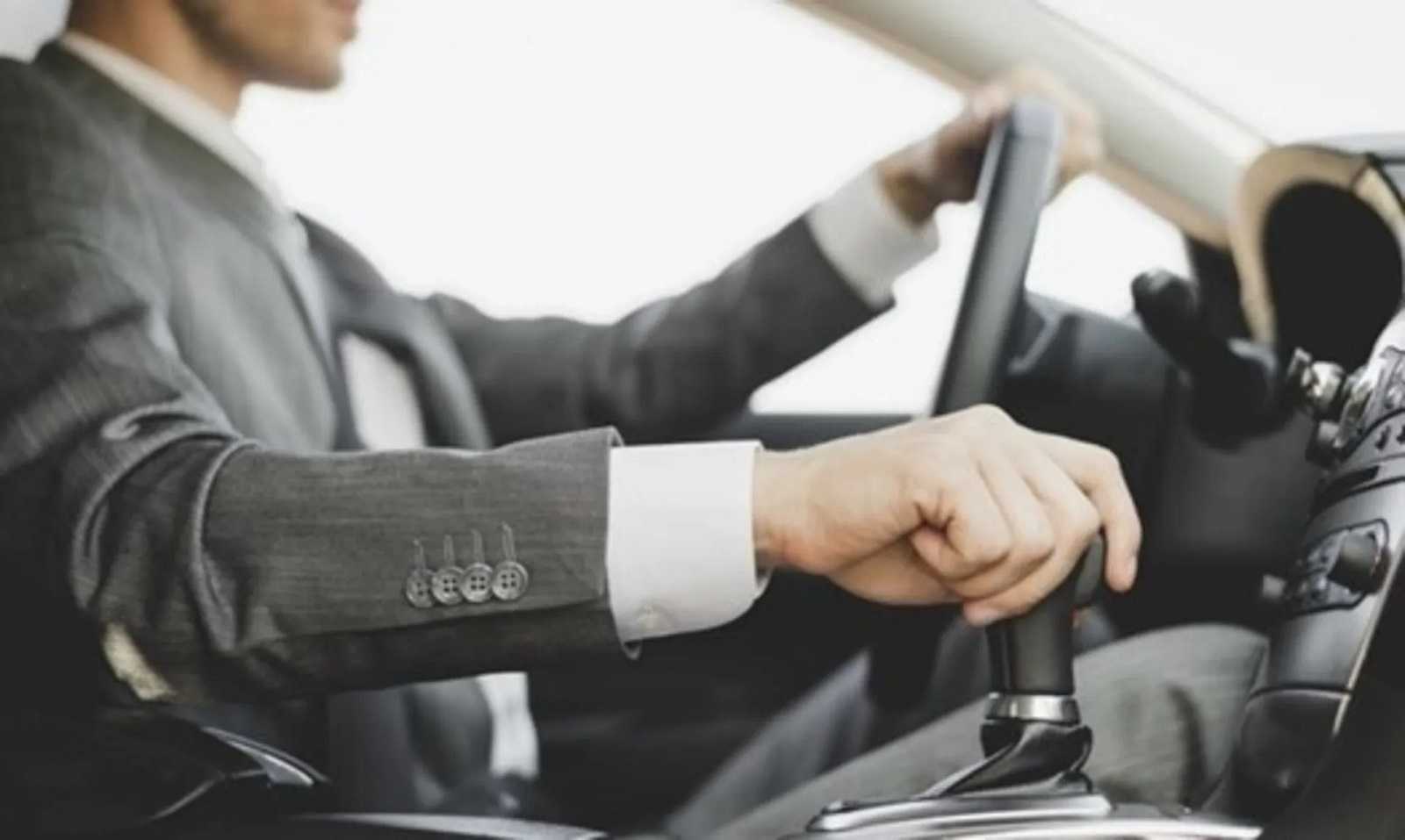 7 sai lầm nguy hiểm khi lái xe số tự động