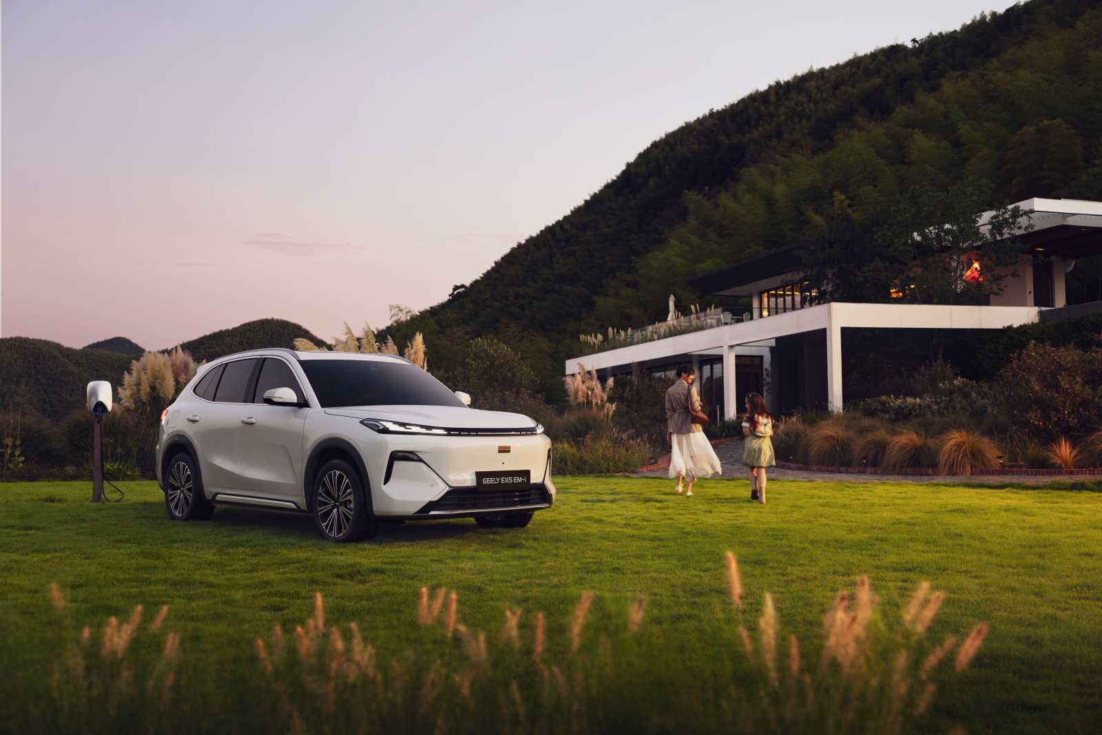 Xe hybrid sạc ngoài Geely EX5 EM-i ra mắt, lập 3 kỷ lục Việt Nam