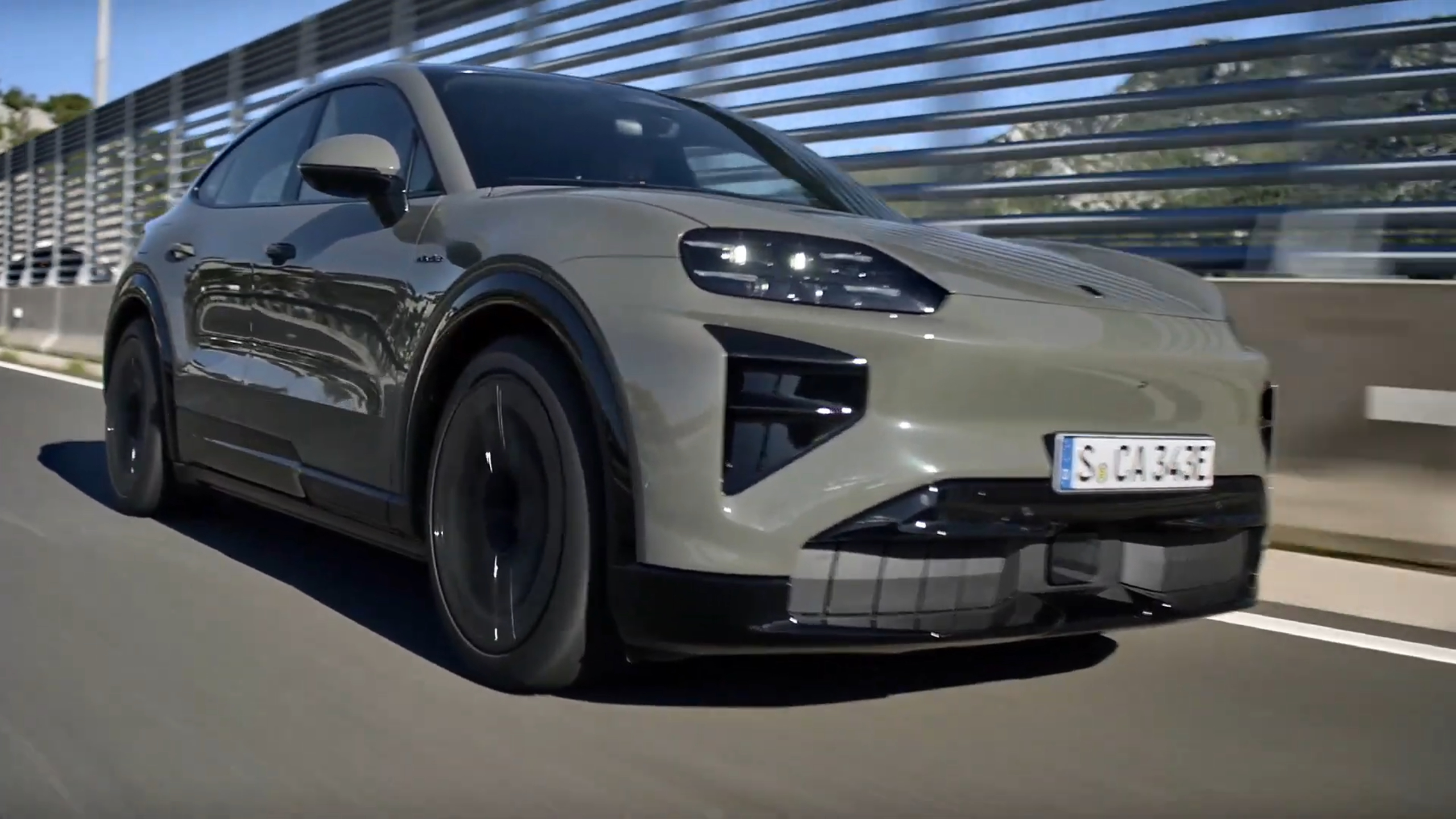 Cận cảnh siêu xe điện Porsche Cayenne Turbo Coupe 2026 sẽ sớm cập bến Việt Nam