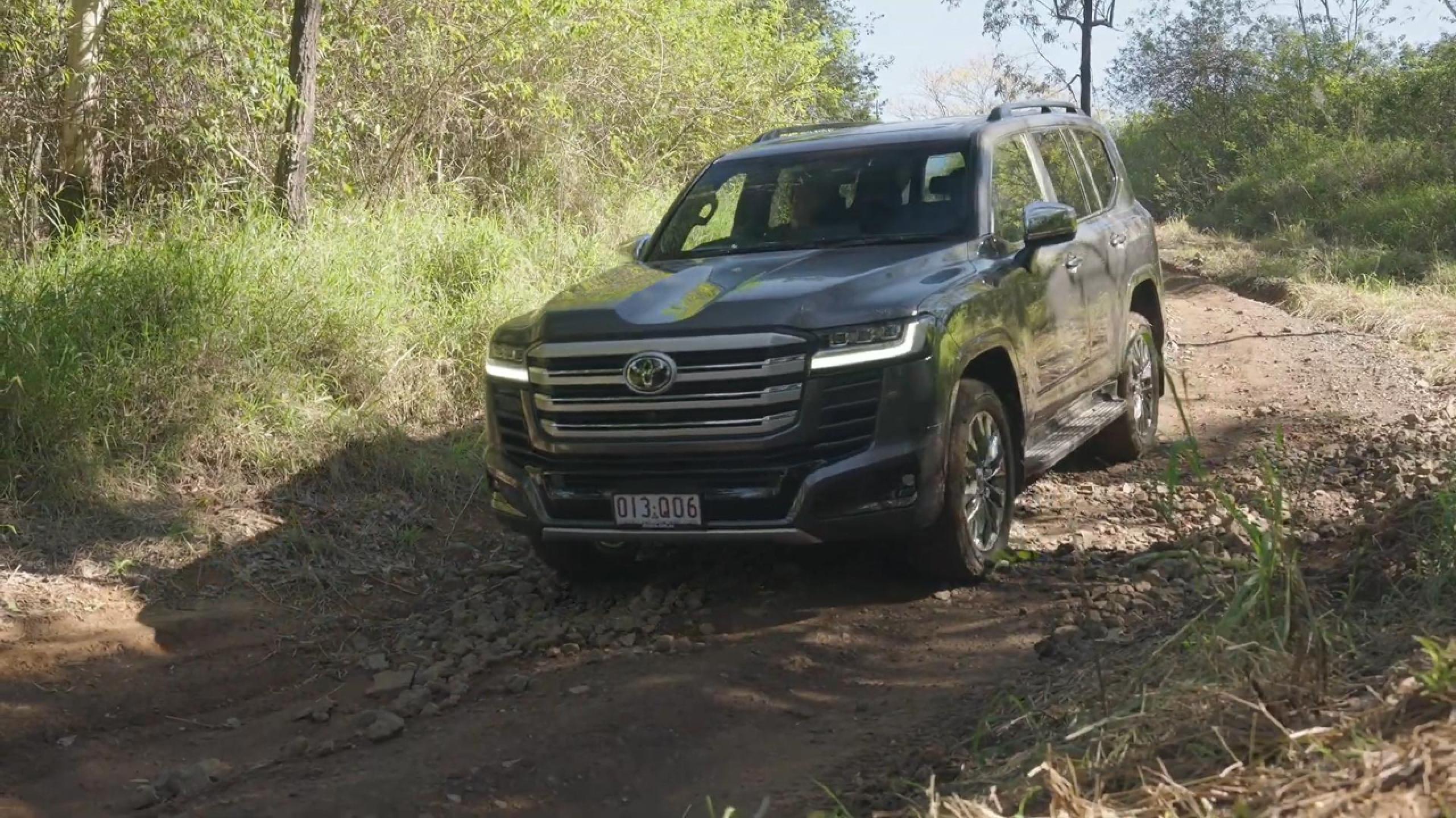 Toyota Land Cruiser 300 2026 phô diễn khả năng off-road ấn tượng trên địa hình khắc nghiệt