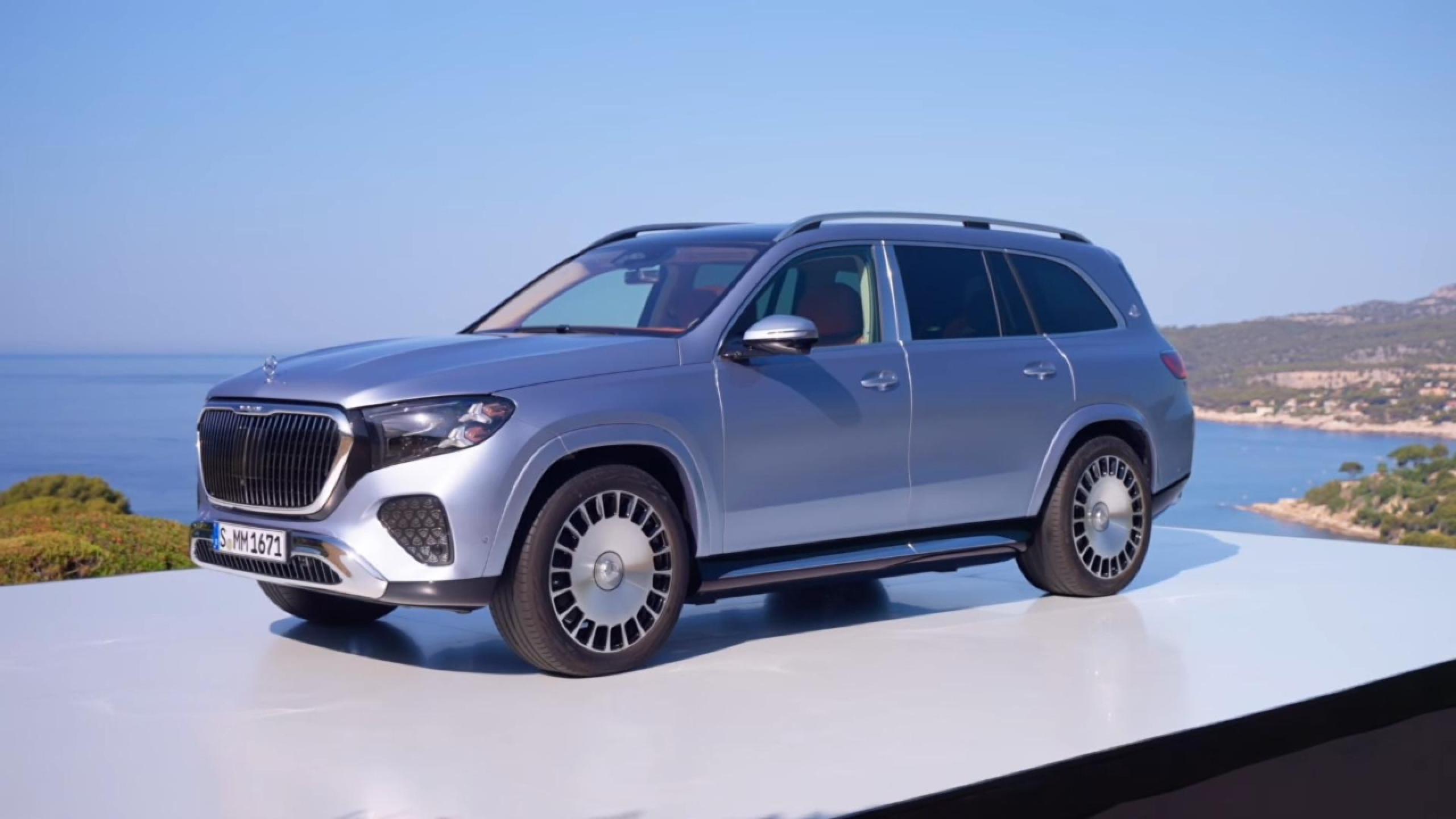 Mercedes-Maybach GLS 680 2026 lộ diện với màu xanh Light Blue Metallic nổi bật