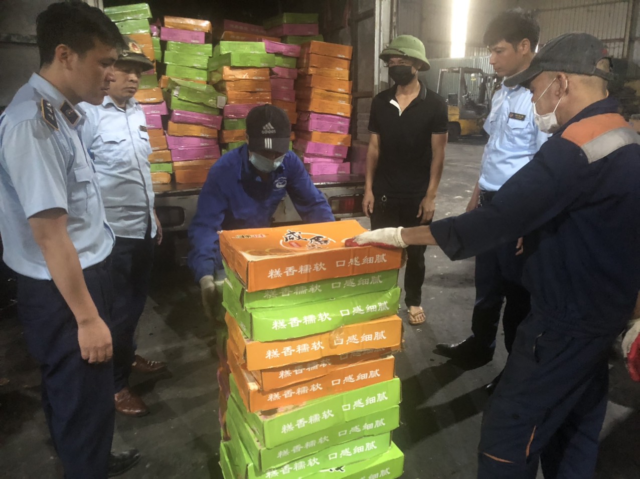 Hưng Yên: Tiêu hủy gần 18.000 chiếc bánh trung thu không rõ nguồn gốc, xuất xứ