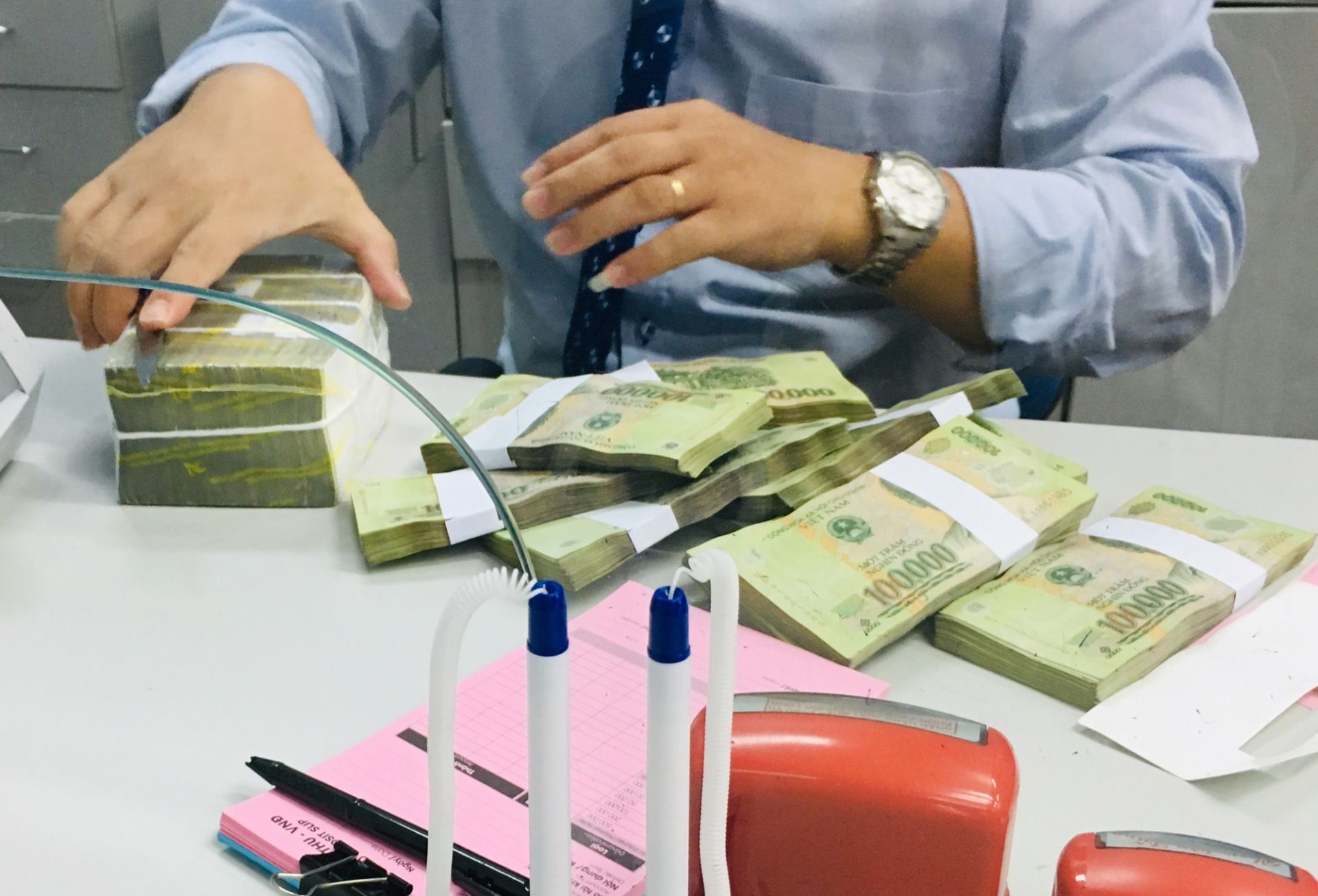 Mối liên hệ giữa tỷ giá hối đoái, tăng trưởng và lãi suất ở Việt Nam