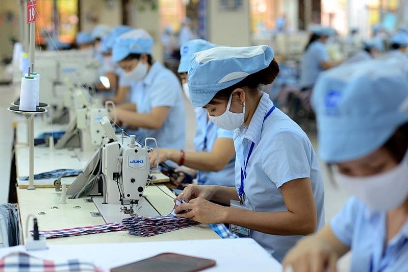 Bảo vệ quyền của lao động nữ trong pháp luật lao động Việt Nam hiện nay