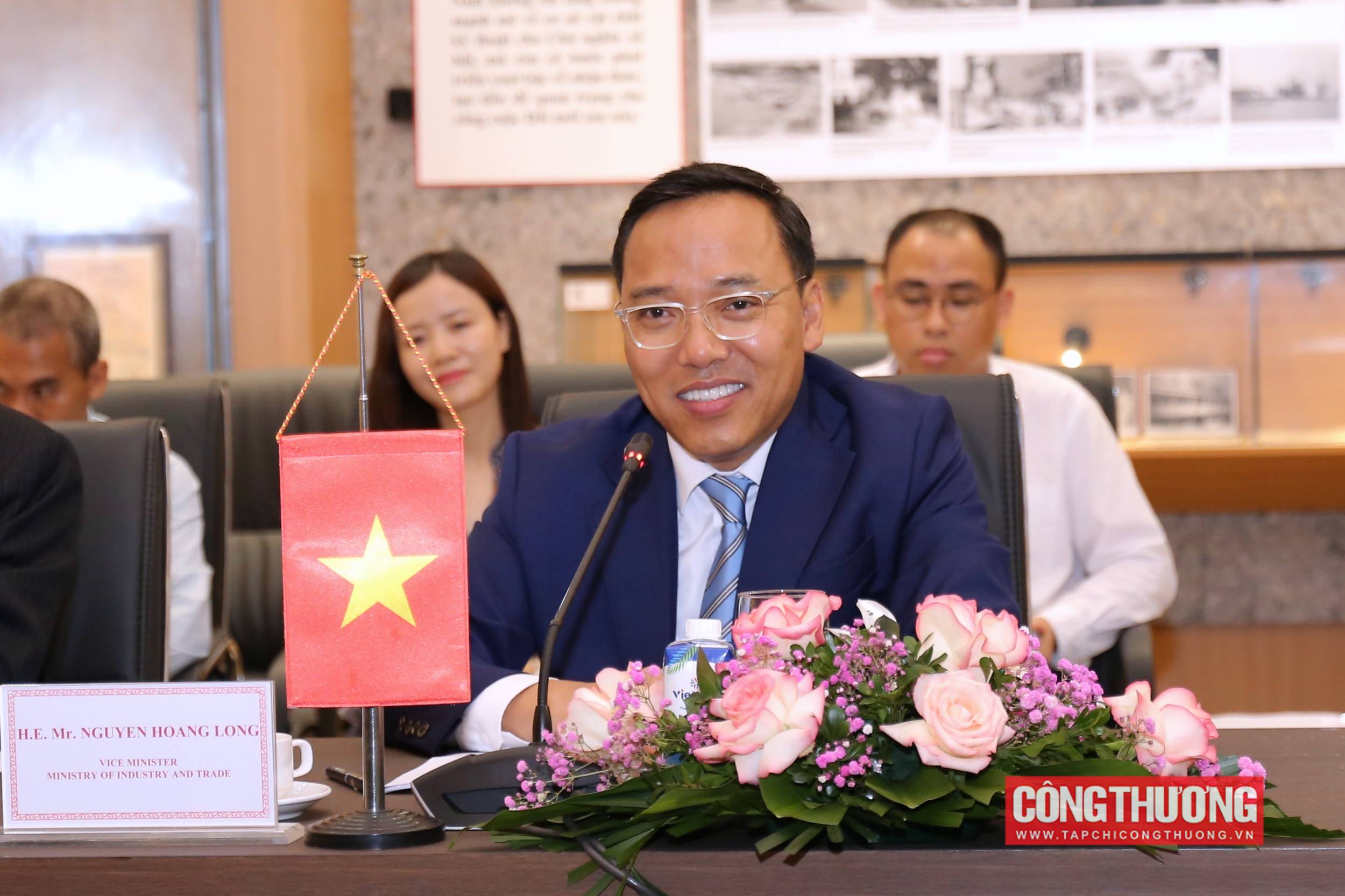 Thứ trưởng Nguyễn Hoàng Long tiếp Đại sứ Cộng hoà Singapore tại Việt Nam