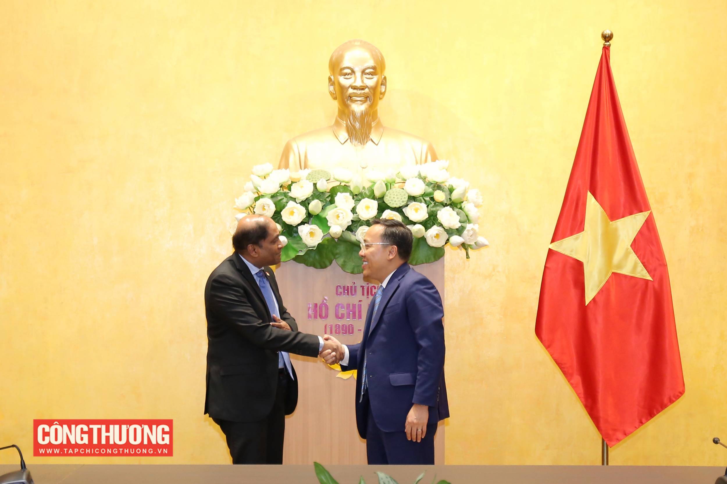 Thứ trưởng Nguyễn Hoàng Long tiếp Đại sứ Cộng hoà Singapore tại Việt Nam