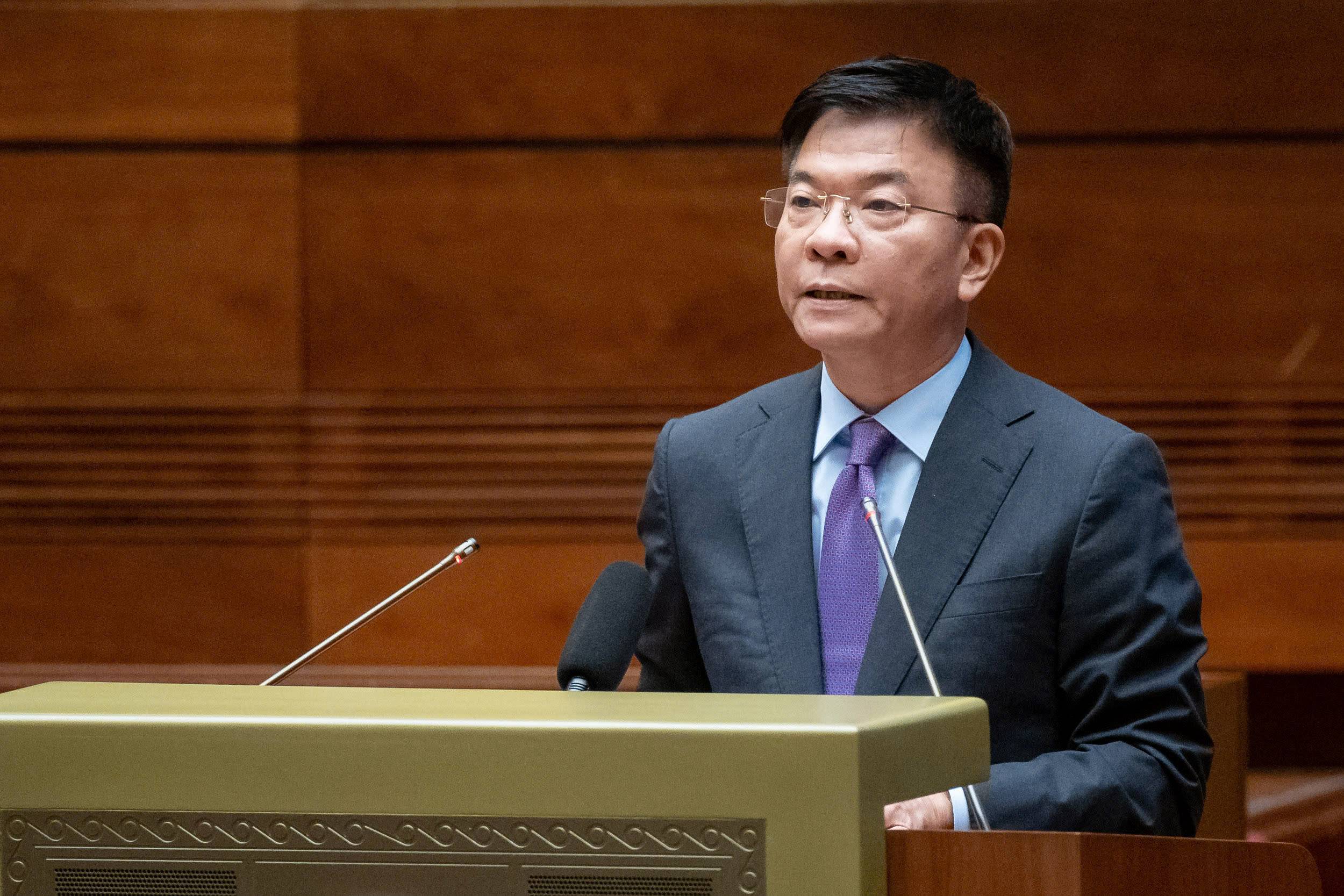 Phó Thủ tướng Lê Thành Long phát biểu làm rõ thêm một số vấn đề liên quan thuộc trách nhiệm của Chính phủ