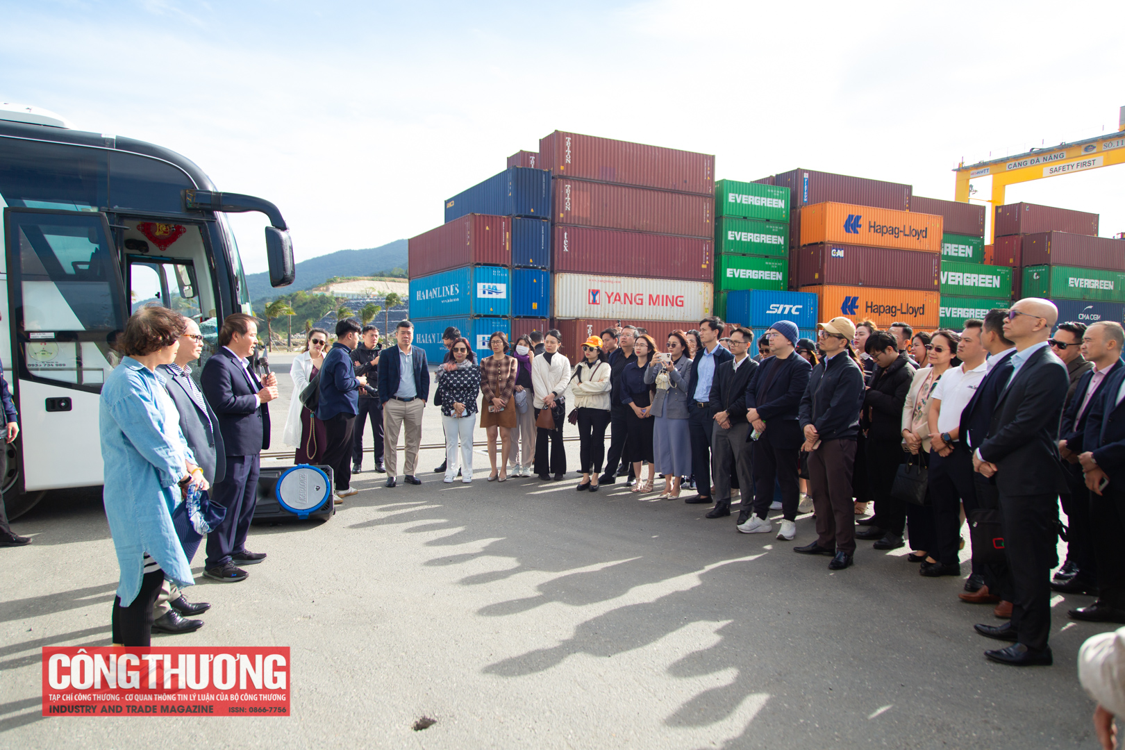 Đoàn đại biểu tham dự Diễn đàn Logistics Việt Nam 2025 khảo sát thực tế tại cảng Tiên Sa, thành phố Đà Nẵng.