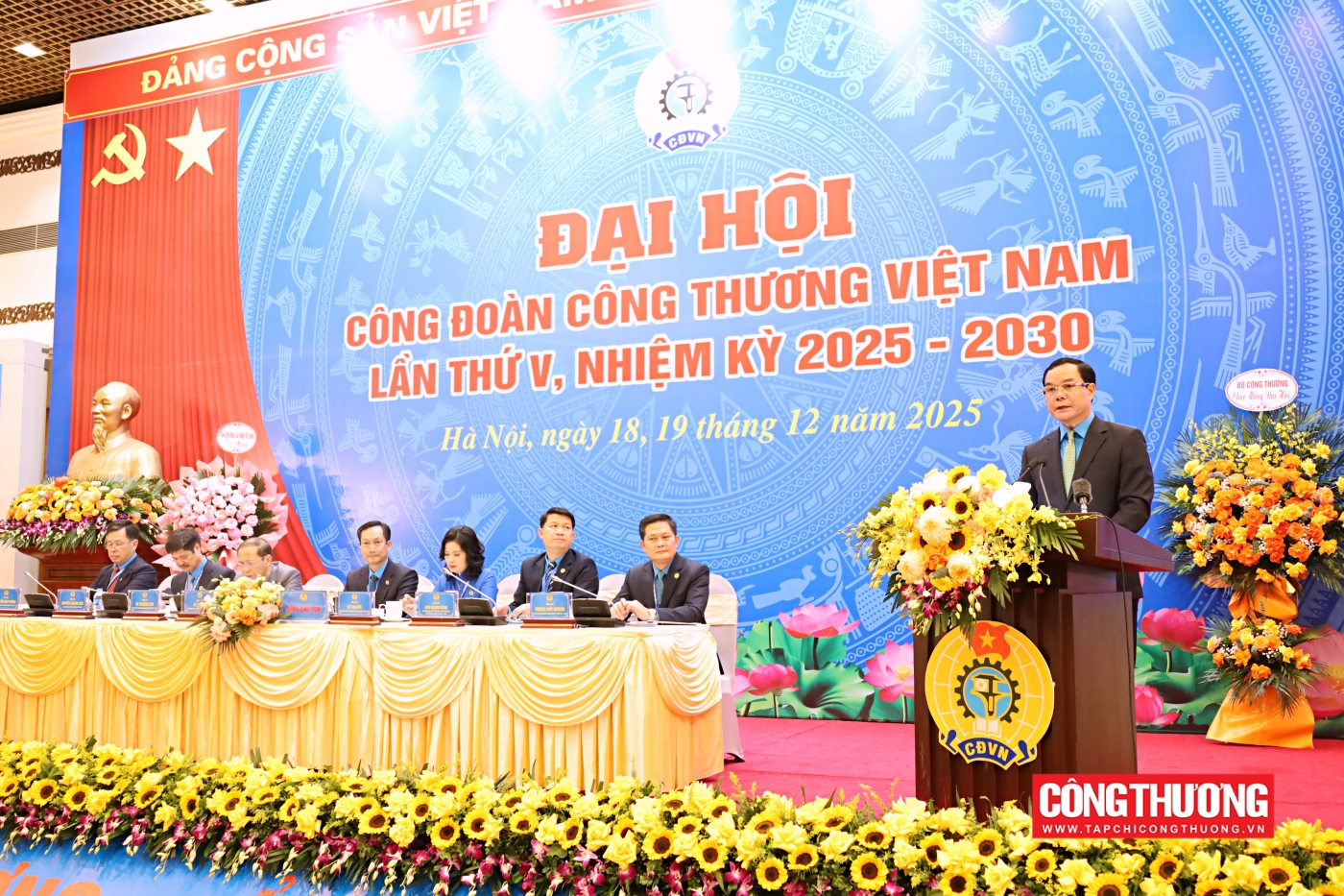 Đồng chí Nguyễn Đình Khang - Ủy viên BCH Trung ương Đảng, Phó Chủ tịch Mặt trận Tổ quốc Việt Nam, Bí thư Đảng đoàn, Chủ tịch Tổng Liên đoàn Lao động Việt Nam