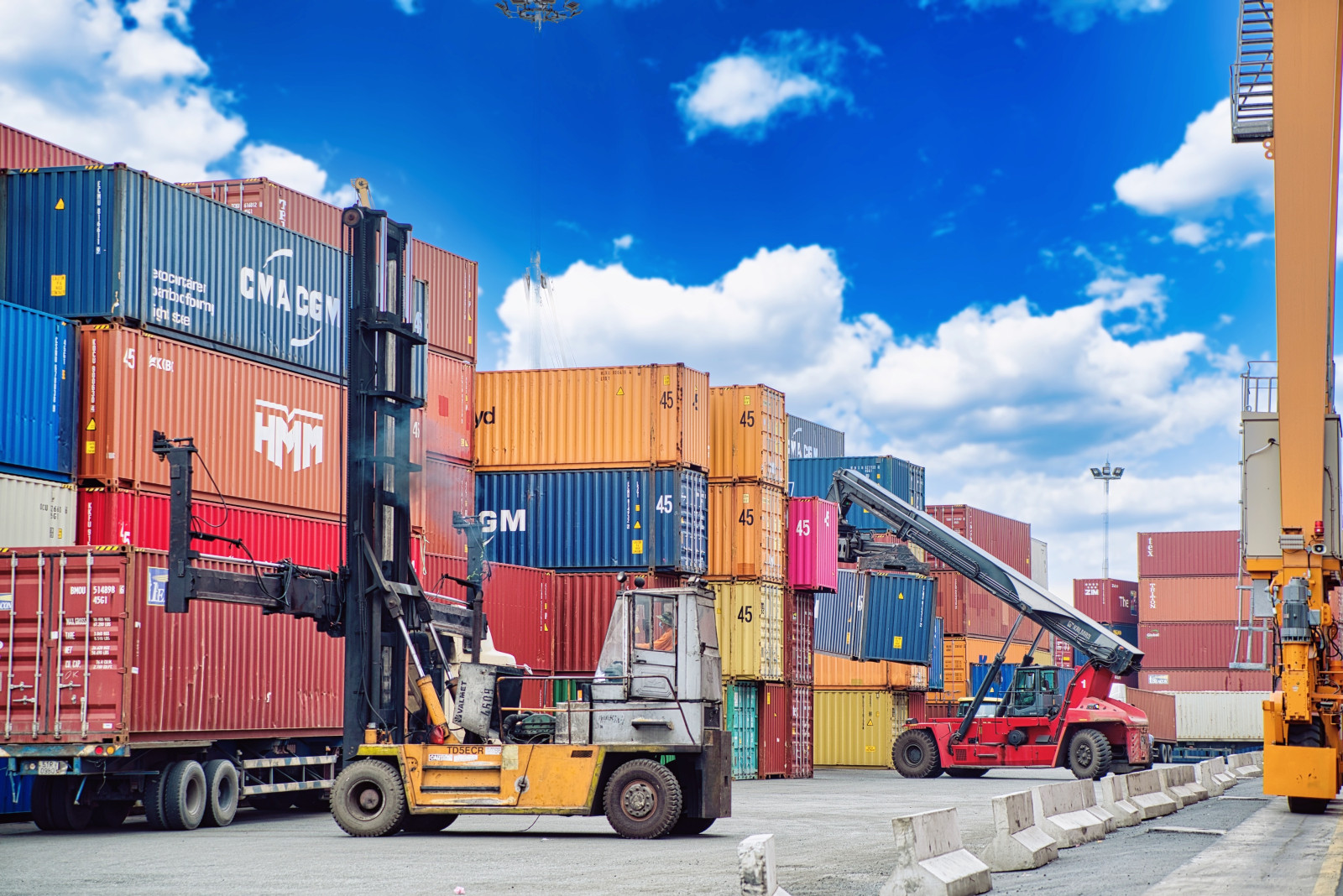 Ảnh hưởng của công bố thông tin phát triển bền vững đến hiệu quả hoạt động của doanh nghiệp Logistic tại Việt Nam