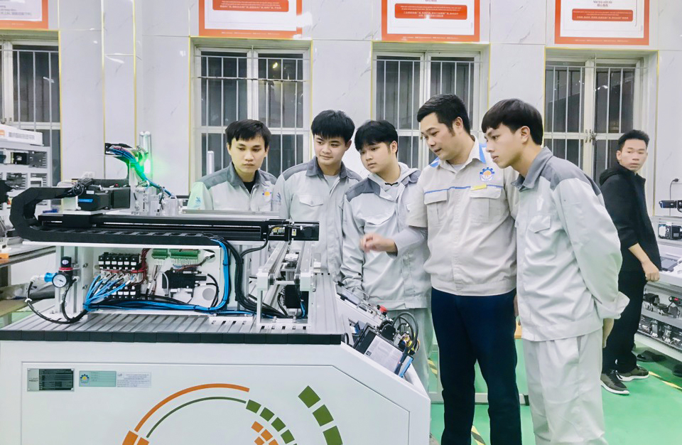 Giải pháp phát triển hợp tác đào tạo với doanh nghiệp, đáp ứng nhu cầu nguồn nhân lực chất lượng cao của các trường Cao đẳng tại Việt Nam