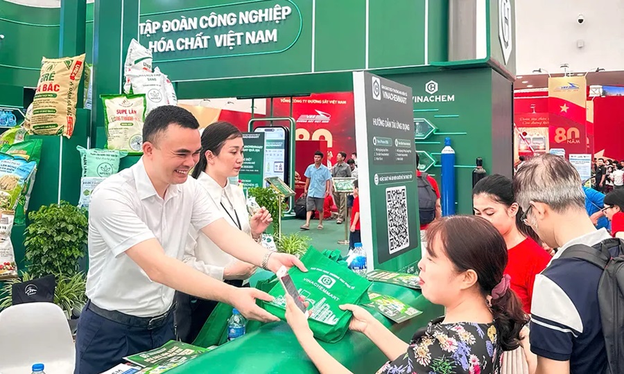 Người tiêu dùng yêu thích sản phẩm của Vinachem tại Triển lãm thành tựu đất nước