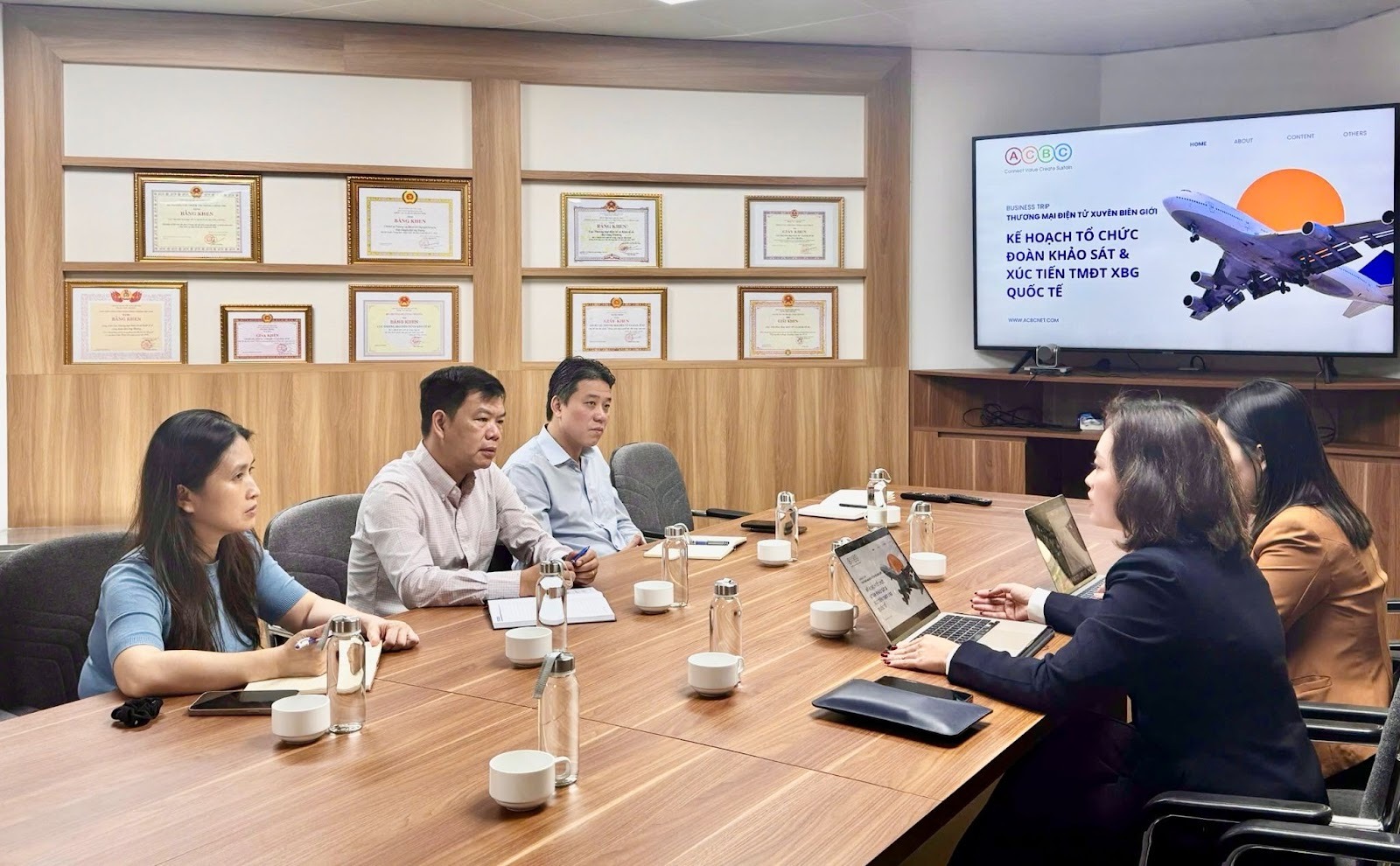 Đưa sản phẩm Việt thâm nhập sâu thị trường quốc tế qua kênh thương mại điện tử xuyên biên giới