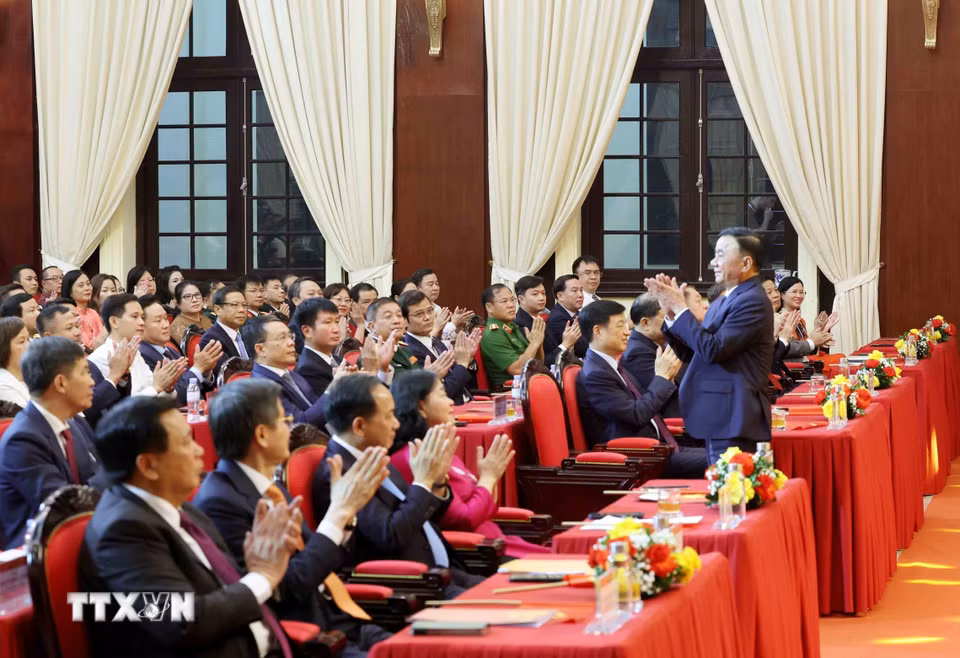 Thường trực Ban Bí thư Trần Cẩm Tú tới dự Lễ trao giải Cuộc thi chính luận về bảo vệ nền tảng tư tưởng của Đảng lần thứ 6, năm 2026 - Ảnh: TTXVN