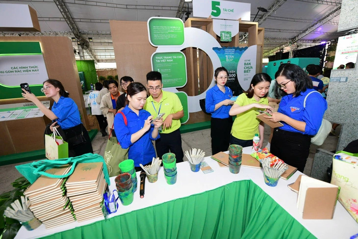 Nghiên cứu ảnh hưởng của hiệu ứng lan tỏa từ hành vi xanh trong cộng đồng trực tuyến đến hành vi tiêu dùng xanh ngoài đời thực của người trẻ