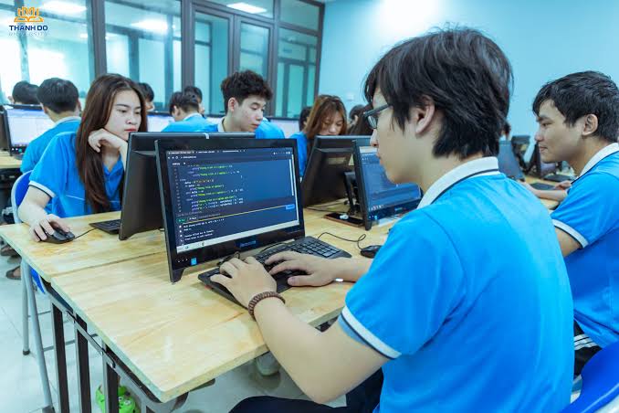 Nâng cao năng lực thích ứng với trí tuệ nhân tạo (AI) cho sinh viên ngành du lịch và khách sạn - Trường Đại học Kinh tế Kỹ thuật Công nghiệp trong bối cảnh chuyển đổi số