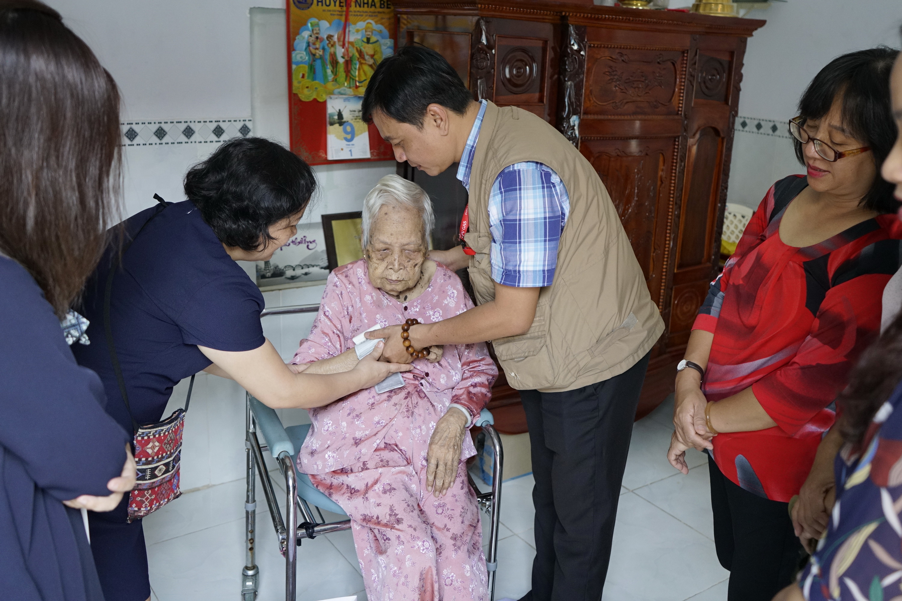 Một số đơn vị Công đoàn còn tổ chức những chương trình an sinh xã hội thiết thực, để chị em có dịp đồng hành với những nội dung từ thiện ân tình và chia sẻ.