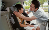 Từ 1/1/2026: Bắt buộc sử dụng ghế an toàn cho trẻ em khi đi ô tô