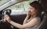 Vì sao khoang nội thất ô tô thường ám mùi khó chịu?