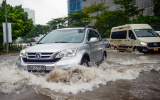 Lùi xe qua chỗ ngập có tránh được thủy kích không?