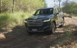 Toyota Land Cruiser 300 2026 phô diễn khả năng off-road ấn tượng trên địa hình khắc nghiệt