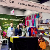 Gian hàng Việt Nam tại Hội chợ Global Sourcing Expo thu hút nhiều nhà mua hàng đến kết nối giao thương