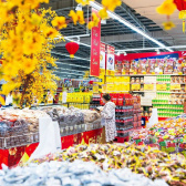 Thị trường hàng hóa ngày Mùng 4 Tết Bính Ngọ: "Nhịp" mua sắm sôi động hơn