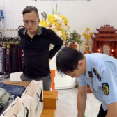 Kiểm tra hộ kinh doanh tại Quốc Oai, phát hiện lượng lớn hàng thời trang ghi giả nhãn hiệu