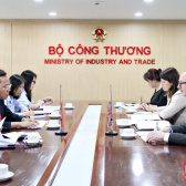 Thứ trưởng Nguyễn Hoàng Long tiếp và làm việc với đặc phái viên thương mại Vương quốc Anh