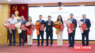 Bộ Công Thương công bố và trao các Quyết định về công tác cán bộ