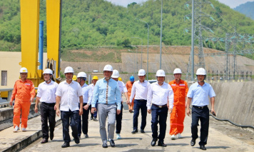 Đoàn công tác EVNGENCO2 thăm hỏi, động viên người lao động tại Thủy điện Trung Sơn nhân dịp Tháng Công nhân