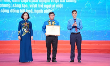 Hiệu trưởng Trường Đại học Điện lực nhận Bằng khen của Tổng Liên đoàn Lao động Việt Nam