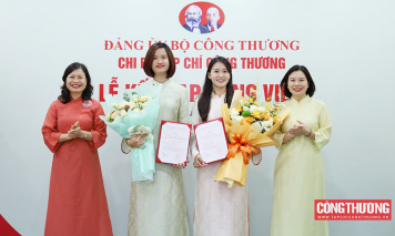 Chi bộ Tạp chí Công Thương kết nạp thêm 2 đảng viên mới