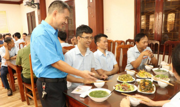 Ấm áp “Bữa cơm Công đoàn” tại Công ty Than Khánh Hòa - VVMI