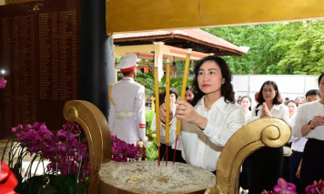 Thứ trưởng Phan Thị Thắng thăm, động viên lực lượng tìm kiếm hài cốt liệt sĩ tại Công viên Lê Thị Riêng