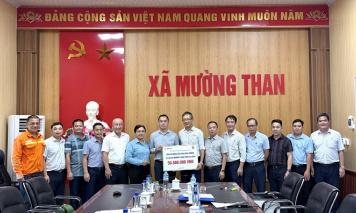 EVNNPT trao hỗ trợ người dân xã Mường Than khắc phục hậu quả mưa lũ, sạt lở đất