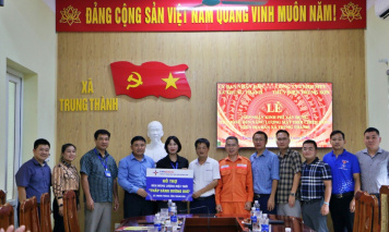 Thủy điện Trung Sơn hỗ trợ hệ thống đèn năng lượng mặt trời chiếu sáng công cộng tại xã Trung Thành
