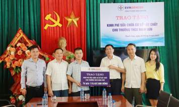 Công ty Nhiệt điện Nghi Sơn trao tặng kinh phí hỗ trợ sửa chữa cơ sở vật chất Trường THCS Nghi Sơn