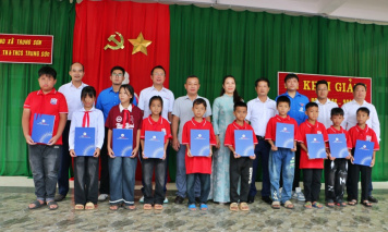 Thủy điện Trung Sơn trao hỗ trợ học sinh có hoàn cảnh khó khăn tại xã Trung Sơn nhân dịp khai giảng năm học mới