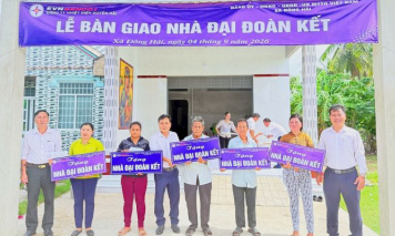 Tổng công ty Phát điện 1 bàn giao 05 căn Nhà Đại đoàn kết tại xã Đông Hải, tỉnh Vĩnh Long