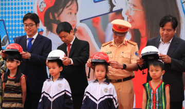 Honda Việt Nam tặng mũ bảo hiểm cho học sinh lớp Một khu vực Tây Nguyên